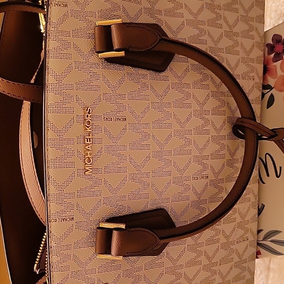 Michael Kors Lynn Satchel - Picture 10 of 16